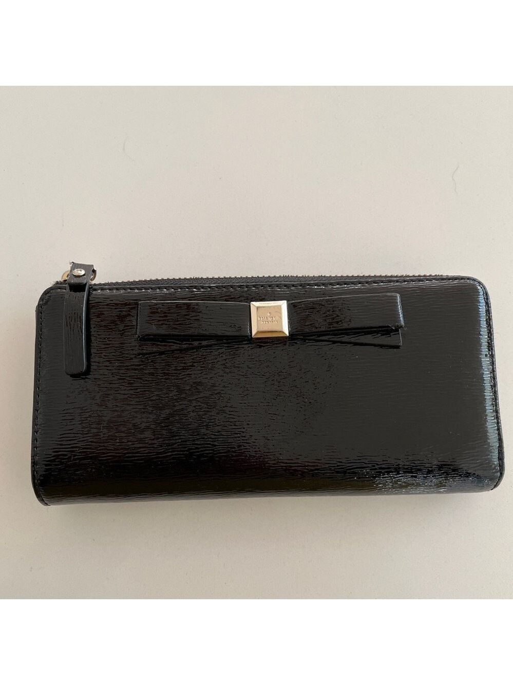 KATE SPADE Black Textured Patent Leather Leather Wallet Front Bow Zip Around